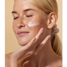 Ultrakönnyű ápoló krém-gél SPF 50 védelemmel